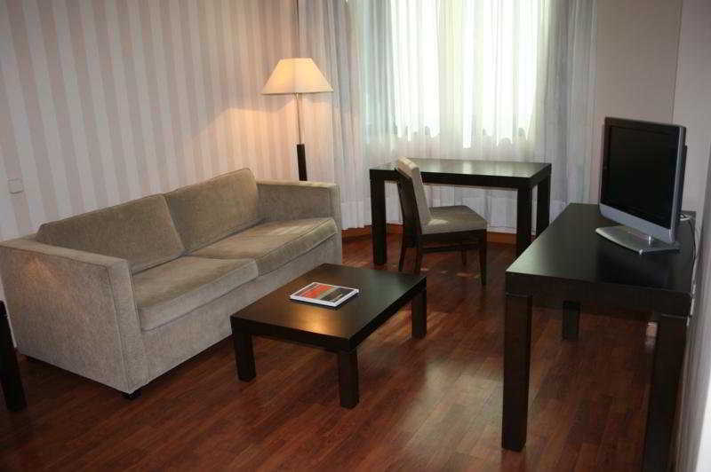 Apartamentos Th Las Rozas Bagian luar foto
